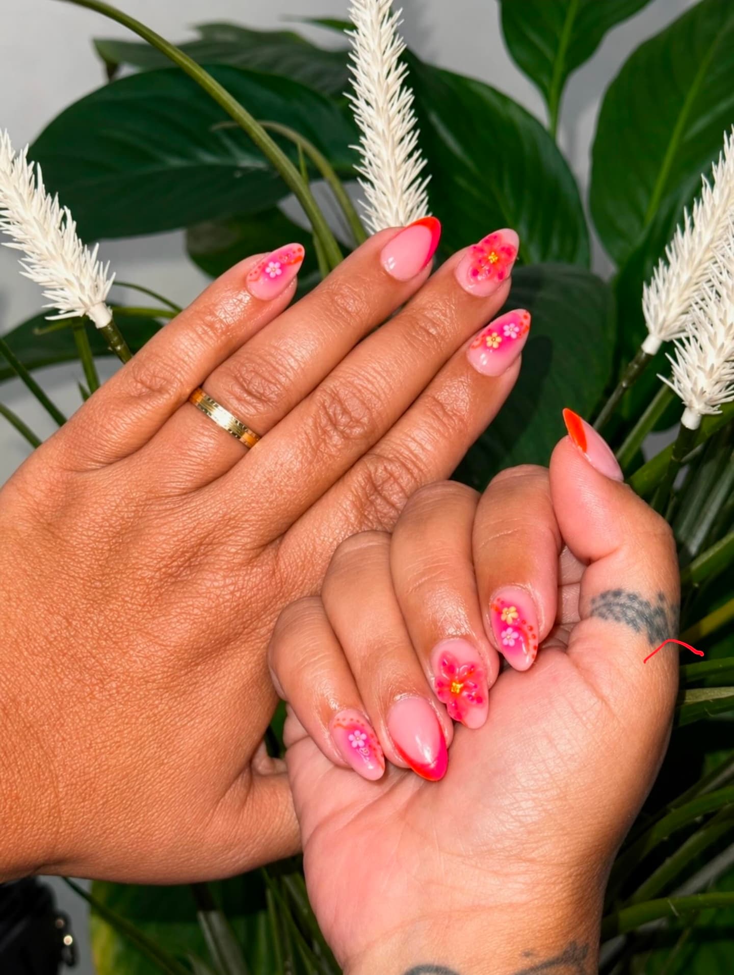 Manicura almendrada en rosa y coral con flores tropicales pintadas a mano