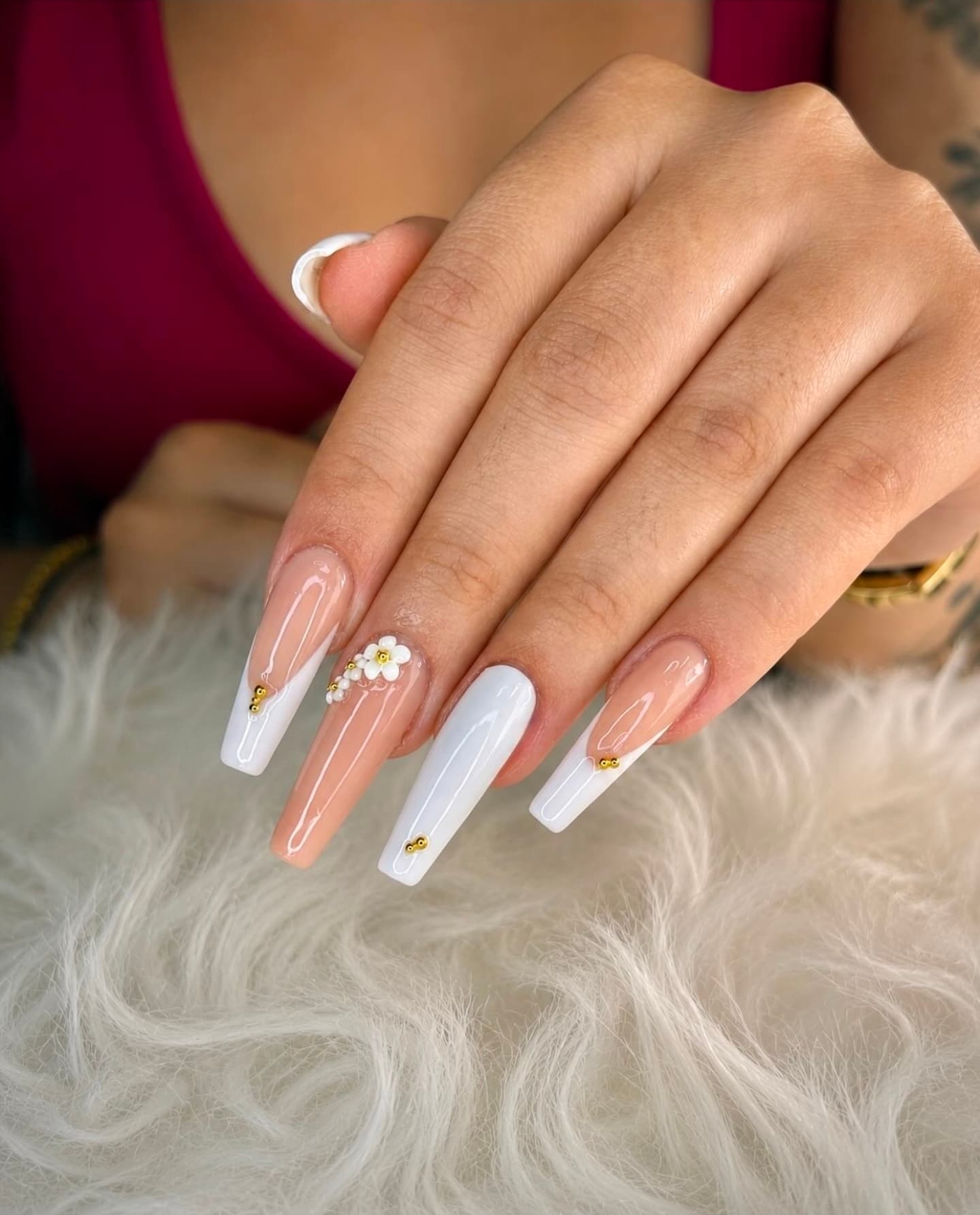 Uñas largas estilo bailarina con francesa blanca y una flor en relieve con perlas doradas